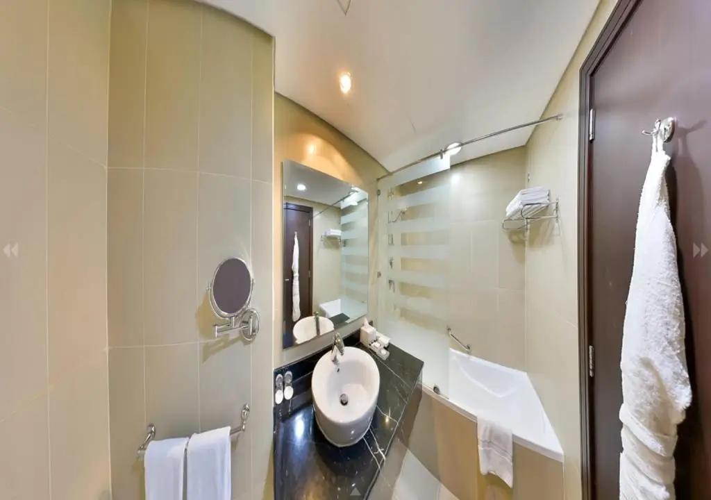 نمای دیگری از حمام اتاق Executive Room با دوش و وان