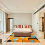 اتاق خواب مجلل Executive Suite در هتل Citymax Hotel Business Bay با فرش رنگارنگ و تخت بزرگ دو نفره