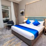تخت کینگ با دکوراسیون مدرن و نورپردازی در اتاق Premium King Room هتل Best Western Premier M Four دبی