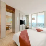 نمایی از اتاق Superior Double Queen با دو تخت بزرگ و نور طبیعی