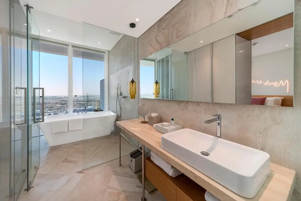 نمای دیگری از حمام اتاق Superior Double Queen با سینک و دکوراسیون لوکس