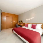 نمای کلی از اتاق Superior با تخت بزرگ و دکوراسیون مدرن چوبی